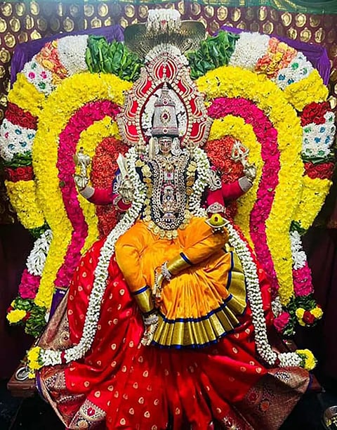 உற்சவ அம்மன் ஆதி அங்காளம்மன் அலங்கா ரத்தில் பக்தர்களுக்கு அருள் பாலித்த காட்சி