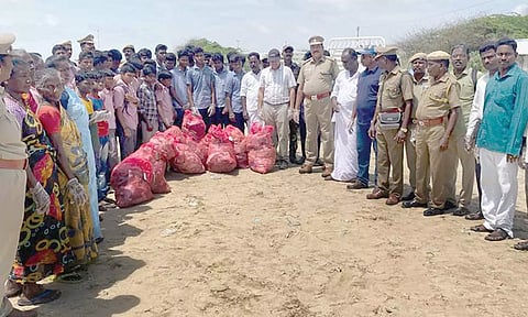 கோடியக்கரை கடற்கரையில் தூய்மை பணி நடந்தது.