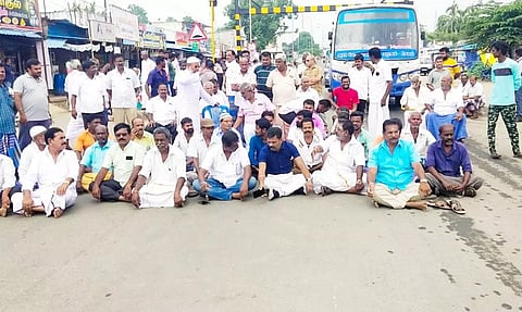 ஊத்தங்கரை அருகே தரைப் பாலத்தில் தேங்கி நிற்கும் மழை நீரை அகற்ற கோரி சாலை மறியலில் ஈடுபட்டவர்களை படத்தில் காணலாம்