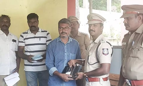 தவறவிட்ட செல்போனை துணை போலீஸ் சூப்பிரண்டு கீர்த்திவாசன் உரியவரிடம் ஒப்படைத்தார்.