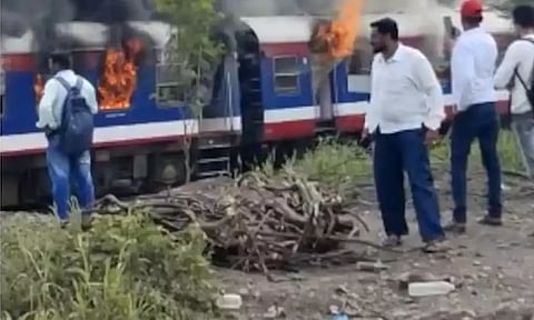 மகாராஷ்டிராவில் ஓடும் ரெயிலில் பயங்கர தீ விபத்து