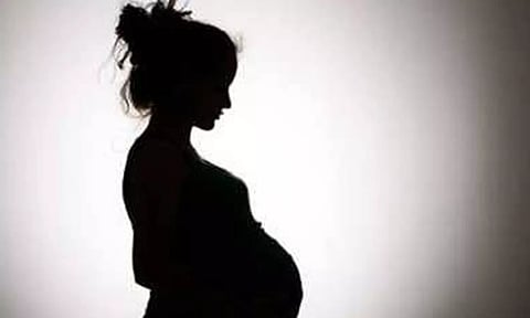 பள்ளியில் படிக்கும்போது காதல்: பிளஸ்-1 மாணவியை கர்ப்பமாக்கிய 16 வயது சிறுவன்