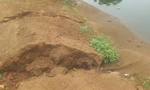 குருமந்தூர் கீழ்பவானி வாய்க்கால் பகுதியில் மண் அரிப்பு ஏற்பட்டு உள்ளதை படத்தில் காணலாம்.