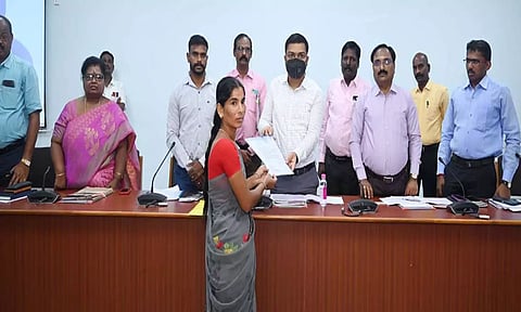 கள்ளக்குறிச்சியில் நடைபெற்ற மக்கள் குறைதீர்க்கும் நாள் கூட்டத்தில் மாவட்ட கலெக்டர் ஷ்ரவன் குமார் பெண்பயனாளி ஒருவருக்கு பணி நியமன ஆணையை வழங்கினார்.
