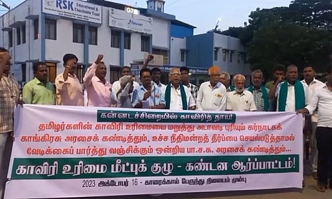 ஆர்ப்பாட்டத்தில் ஈடுப்பட்டவர்களை படத்தில் காணலாம்.