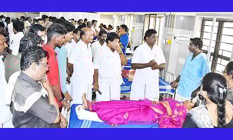 விபத்தில் காயம் அடைந்து ஆஸ்பத்திரியில் சிகிச்சை பெற்று வருபவர்களுக்கு சட்டமன்ற உறுப்பினர் செந்தில்நாதன் நேரில் ஆறுதல் கூறிய காட்சி.