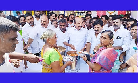 பொதுமக்களுக்கு ராஜன் செல்லப்பா எம்.எல்.ஏ. இனிப்பு, அன்னதானம் வழங்கினார். உடன் இளைஞரணி மாவட்ட செயலாளர் வக்கீல் ரமேஷ், ஒன்றிய செயலாளர் நிலையூர் முருகன், பொதுக்குழு உறுப்பினர் மரக்கடை முருகேசன் உள்பட பலர் உள்ளனர்.