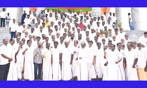 டி.குன்னத்தூர் அம்மா கோவிலில் எம்.ஜி.ஆர்.-ஜெயலலிதா சிலைகளுக்கு ஆர்.பி.உதயகுமார் தலைமையில் நிர்வாகிகள் மரியாதை செலுத்தினர்.