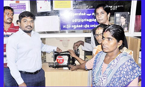 மக்கள் குறைதீர்க்கும் முகாமில் பயனாளிகளுக்கு தையல் எந்திரங்களை கலெக்டர் ஜெயசீலன் வழங்கினார்.