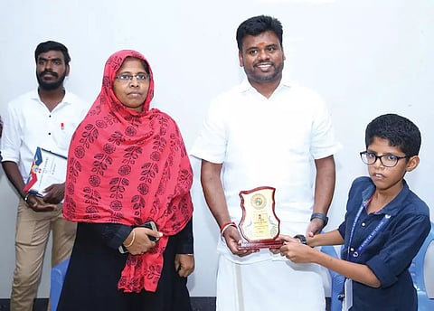 பள்ளி குழந்தைகளுக்கான சதுரங்கப்போட்டியில் வெற்றி பெற்ற மாணவ-மாணவிகளுக்கு பரிசு