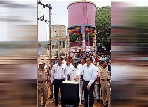 புதிய நீர் தேக்கத்தொட்டிகள் திறப்பு விழா நிகழ்ச்சியில் கலெக்டர் ரவிச்சந்திரன் கலந்து கொண்டபோது எடுத்த படம்.