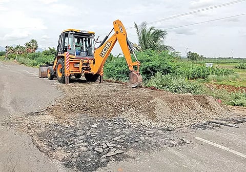 ஜே.சி.பி. எந்திரம் மூலம் சீரமைப்பு பணிகள் நடைபெற்ற காட்சி.