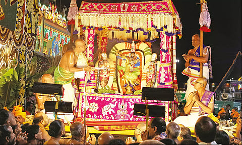 நவராத்திரி 3-ம் நாள்: சிம்ம, முத்துப்பந்தல் வாகனத்தில் மலையப்ப சாமி வீதி உலா