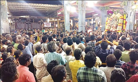 பார்வதி திருக்கோலத்தில் முத்தாரம்மன் வீதி உலா