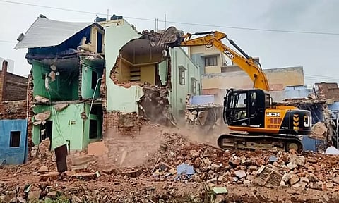 ஜே.சி.பி எந்திரம் மூலம் ஆக்கிரமிப்பு அகற்றும் பணி நடைபெற்றது.
