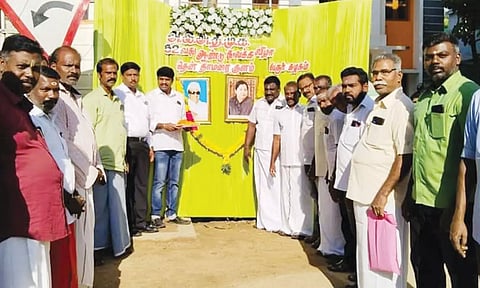 எம்.ஜி.ஆர்., ஜெயலலிதா படங்களுக்கு மலர் தூவி மரியாதை