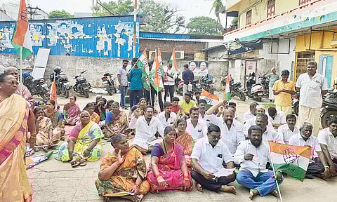 திருநாவுக்கரசர் எம்.பி.யை கண்டித்து காங்கிரசார் முற்றுகை போராட்டம்