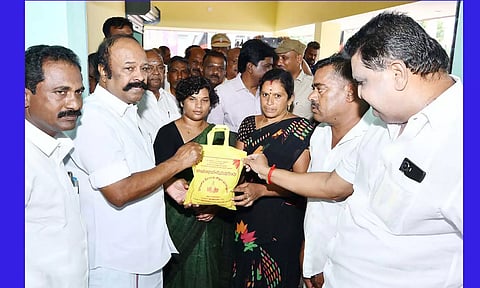 சூரக்குடி ஊராட்சியில் புதிய நியாய விலை கடையை திறந்து வைத்து பொதுமக்களுக்கு குடிமை பொருட்களை அமைச்சர் பெரியகருப்பன் வழங்கினார்.