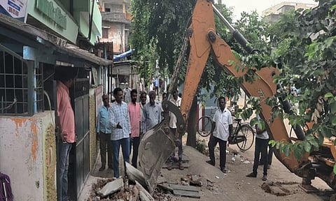 ஆக்கிரமிப்புகள் அகற்றும் பணிகள் நடைபெறுவதை படத்தில் காணலாம்.