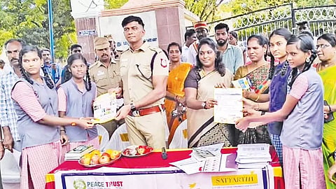 விழிப்புணர்வு துண்டு பிரசுரங்கள் மாணவிகளுக்கு வழங்கப்பட்டது.
