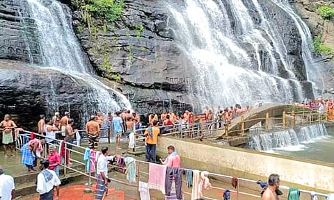 மெயின் அருவியில் நீர்வரத்து அதிகரித்து இருப்பதையும், அங்கு சுற்றுலா பயணிகள் உற்சாகமாக குளித்து மகிழ்வதையும் படத்தில் காணலாம்.