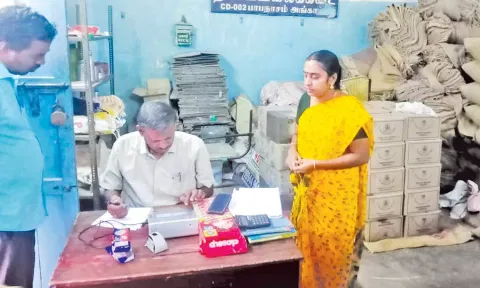 ரேஷன் கடையில் மாவட்ட வழங்கல் அலுவலர் வாசுதேவன் ஆய்வு செய்தார்.