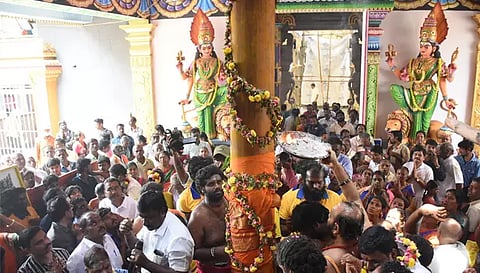 கோட்டை மாரியம்மன் கோவிலில் புதிய கொடிமரம் பிரதிஷ்டை செய்யப்பட்ட விழாவில் கலந்து கொண்ட பக்தர்கள்.