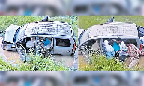 வயலில் கவிழ்ந்து கிடந்த காரில் இருந்தவர்களை மீட்கும் பொதுமக்கள்.