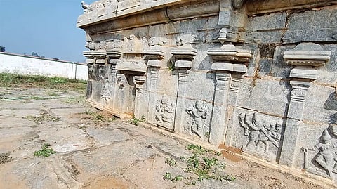 பழமை வாய்ந்த கல்வெட்டை படத்தில் காணலாம்.