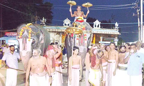 துலா மாதம் பிறப்பை முன்னிட்டு ஸ்ரீரங்கம் ரெங்கநாதருக்கு திருமஞ்சனம்