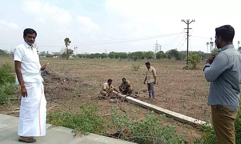 மழையினால் மின்கம்பம் சரிந்து விழுந்ததை படத்தில் காணலாம். 