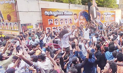 தியேட்டர் முன்பு திரண்ட ரசிகர்கள் ஆட்டம், பாட்டம் உற்சாகத்துடன் கோஷமிட்ட காட்சி.