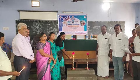 கலைதிருவிழாவை குத்துவிளக்கு ஏற்றி தொடங்கி வைத்த போது எடுத்த படம்.