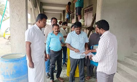 வளர்ச்சி திட்டப்பணிகளை கலெக்டர் ஆய்வு செய்த காட்சி. 
