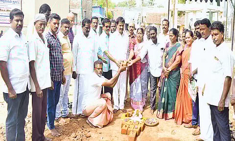 திட்டப்பணிகளை அய்யப்பன் எம்.எல்.ஏ. பூமி பூைஜ ெசய்து தொடங்கி வைத்த காட்சி.