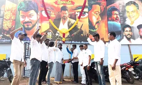 லியோ படத்தை கொண்டாடிய ரசிகர்கள்
