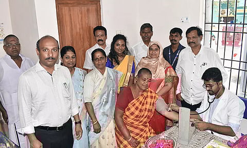 கடலூரில் மாநகராட்சி மேயர் சுந்தரி ராஜா நல வாழ்வு மையத்தை திறந்து வைத்து மருத்துவ சேவையை தொடங்கி வைத்தார். 