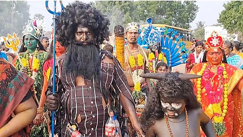 குலசேகரப்பட்டினம் தசரா விழாவுக்கு செல்லும் மானாமதுரை பக்தர்கள் பல்வேறு வேட மணிந்து நகரை வலம் வந்த காட்சி.