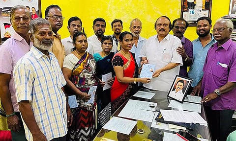  பயனாளிகளுக்கு உதவித்தொகை பெறுவதற்கான அடையாள அட்டையை கென்னடி எம்.எல்.ஏ. வழங்கிய காட்சி.