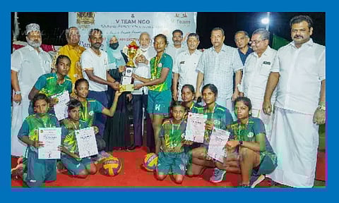 கீழக்கரையில் நடைபெற்ற பெண்களுக்கான கைப்பந்து போட்டியில் வெற்றி பெற்ற அணிகளுக்கு முகமது சதக் அறக்கட்டளை தலைவர் யூசுப் சாகிப் பரிசு வழங்கினார்.