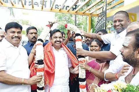 சங்கரன்கோவில் வந்த அ.தி.மு.க. பொதுச்செயலாளர் எடப்பாடி பழனிசாமியை மாநில கொள்கைபரப்பு துணை செயலாளர் அய்யாதுரைபாண்டியன், முன்னாள் அமைச்சர் ராஜலட்சுமி, கிருஷ்ணமுரளி என்ற குட்டியப்பா எம்.எல்.ஏ. ஆகியோர் மாலை அணிவித்து வரவேற்ற காட்சி