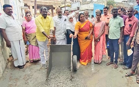 புதிய சிமெண்ட் சாலை அமைக்கும் பணியை துணை மேயர் கே.ஆர்.ராஜூ தொடங்கி வைத்த போது எடுத்தபடம்.