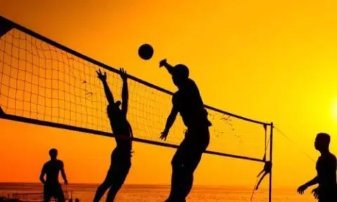 தஞ்சை அன்னை சத்யா விளையாட்டு மைதானத்தில் கைப்பந்து போட்டி