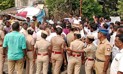 ஆதம்பாக்கத்தில் சாலைப் பணிக்கு வீடுகளை இடிக்க பொதுமக்கள் எதிர்ப்பு-மறியல்