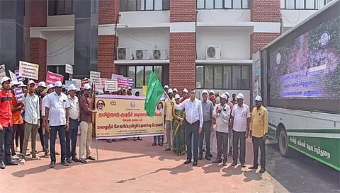  மழைநீர் சேகரிப்பு விழிப்புணர்வு ஊர்வலத்தை கலெக்டர் கார்மேகம் தொடங்கி வைத்த காட்சி.