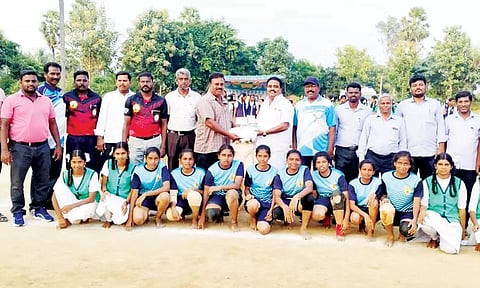 விளையாட்டு போட்டியில் வெற்றி பெற்ற அணிக்கு பாராட்டுச் சான்றிதழ் வழங்கும் விழாவில் பள்ளியின் தாளாளர் முனைவர் ராசேந்திரன் மற்றும் பள்ளியின் முதல்வர் சூரியமூர்த்தி உள்பட பலர் உள்ளனர்.