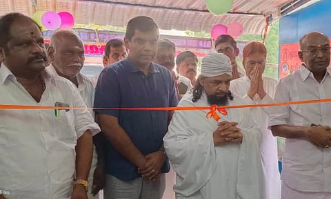 ஆற்றல் அறக்கட்டளை சார்பில் உணவகம் திறந்து வைக்கப்பட்டக் காட்சி. 