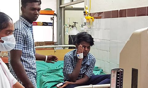 வேடசந்தூர் அரசு ஆஸ்பத்திரியில் சிகிச்சை பெற்று வரும் மாணவன்.