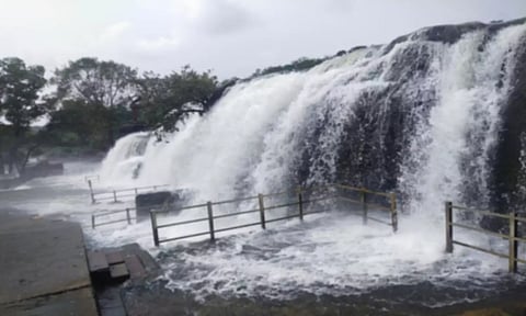வீடுகளுக்குள் புகுந்த கழிவு நீர் குமரியை புரட்டிப் போட்ட கனமழை
