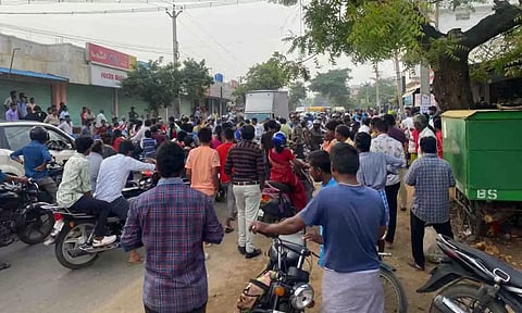 சாலை மறியலில் ஈடுபட்ட பொதுமக்கள்.